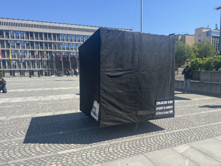 (VIDEO) “Akcija bo izrazito vizualna in kinetična” – Aktivisti protestne kolesarske skupščine ob izvolitvi Janše na Trgu Republike