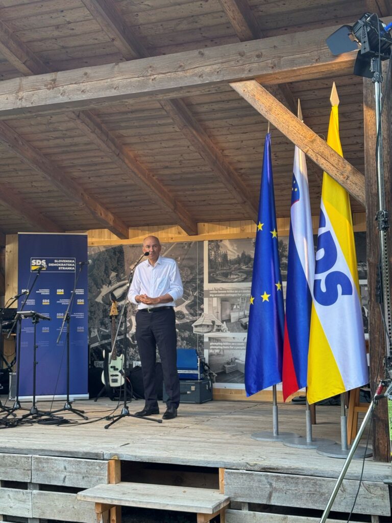 (V ŽIVO) Matoz novi notranji minister; SLS ostala brez ministrstva? Janševa koalicija razdelila resorje, Logar dobil močan vpliv