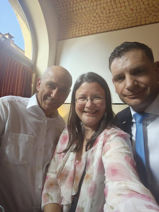 Opera Bar: “To so je žuralo v petek….” – Kako so zmago Janeza Janše “zapili” Zoran Stevanović in Katja Kokot?
