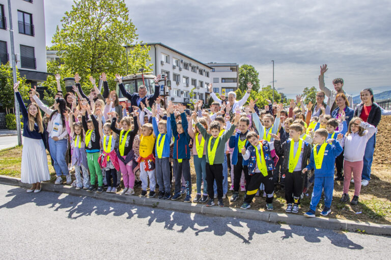 Slovenske železnice so s kampanjo Sejemo sončno prihodnost povezale skupnosti po vsej Sloveniji