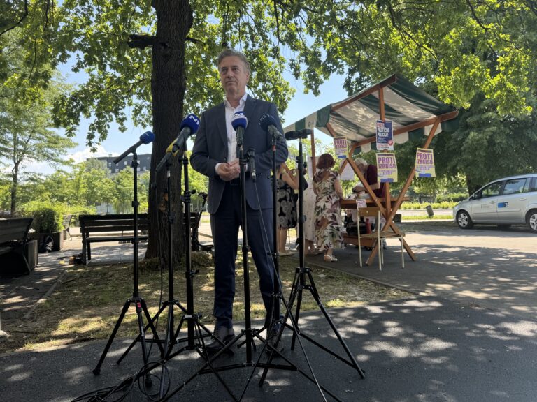 (V ŽIVO) Golob podpisal za referendum “proti politični policiji”