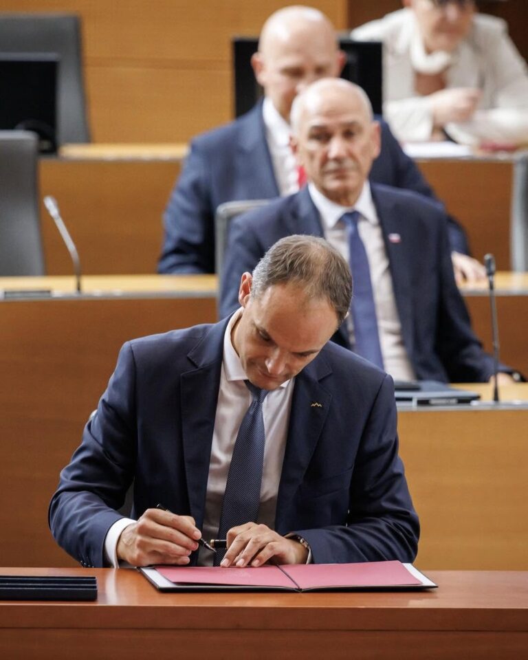 (VIDEO) Anže Logar “z očali in brez” – Prvi politik Janševe četrte vlade, o katerem je napisana knjiga: “Dialog kot krinka: Anže Logar med mimikrijo in depolarizacijo” Borisa Vezjaka