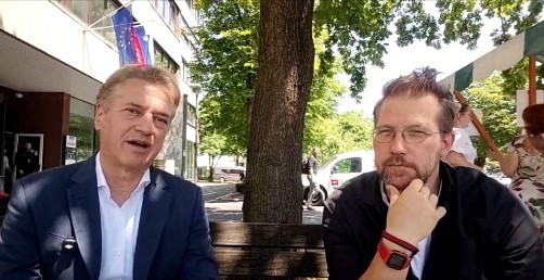 (VIDEO) “Kako simpatičen duet” – Nekdanji poslanec NSi Jožef Horvat “o skupnem nastopu” Jaše Jenulla in Roberta Goloba