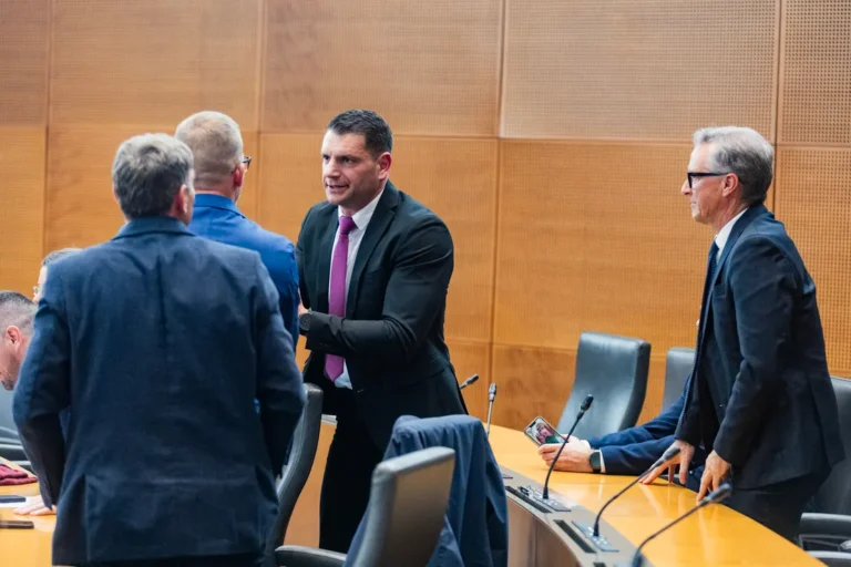 (V ŽIVO) Poslanci na izredni seji o odvzemu volilne pravice državljanom tretjih držav na lokalnih volitvah