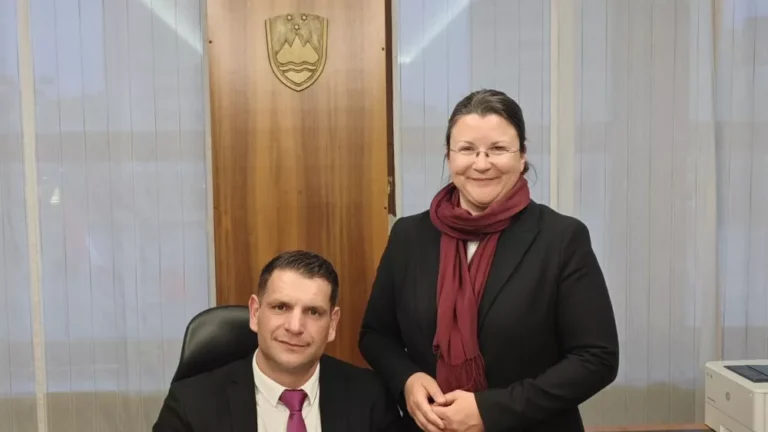 “To kurji ni klopot / oglaša se kokot” – Kako je poslanka Resni.ce Katja Kokot postala pesniška muza Lojzeta Peterleta?