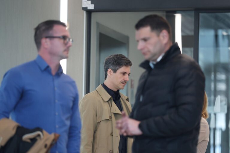 “Ostavke”: “Zahtevam odstop poslanca Luka Mesca!” – Zoran Stevanović bi, kar preko Facebooka, “odstavil” Luko Mesca