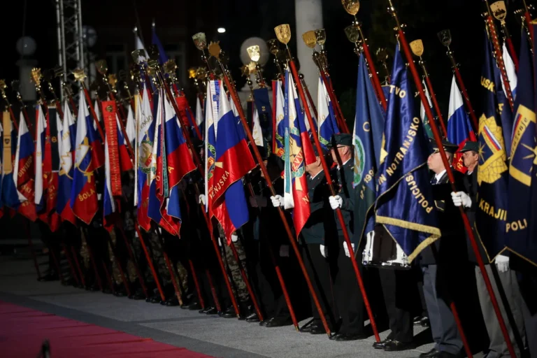 Na jutrišnjo državno proslavo, po novem lahko pridejo, tudi veterani z rdečo zvezdo na praporjih