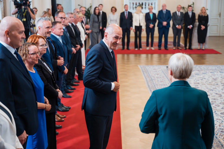 (V ŽIVO) Janez Janša Pirc Musarjevo spomnil, “da vlada ni nastala na podlagi mandata, ki bi ji ga podelila predsednica”