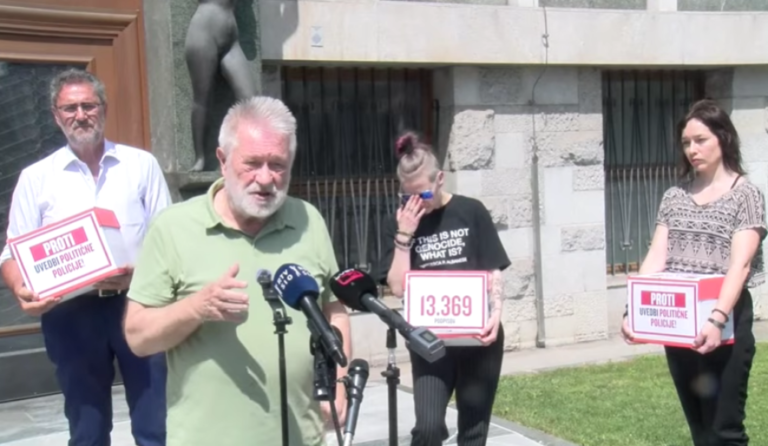 (V ŽIVO) Pobudniki referenduma glede novele zakona o parlamentarni preiskavi po 40.000 podpisov