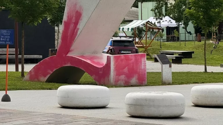 Center Rog : Obeležje izbrisanim v obliki zgornjega dela črke ć v Ljubljani tarča vandalizma