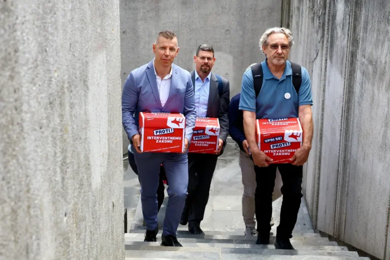 (V ŽIVO) Pobuda za referendum o interventnem zakonu (ZIURS), na ustavno sodišče