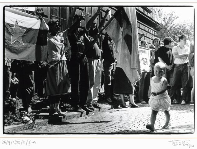 (V ŽIVO) “Živa razstava” fotografij Toneta Stojka iz leta 1988 in performens Glas ljudstva in Odbora za zaščito človekovih pravic na Roški