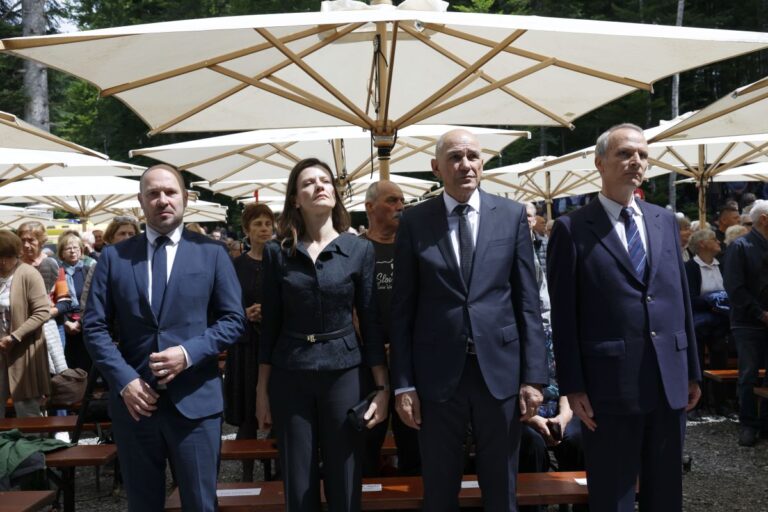 Kočevski Rog: Janez Janša s soprogo Urško Bačovnik Janša in Jernejem Vrtovcem na slovesnosti ob breznu pod Macesnovo gorico