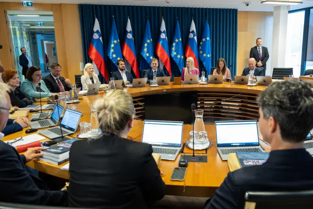 (VIDEO) Na zadnjo sejo Golobovega kabineta pa ni bilo ministrov iz kvote SD Matjaža Hana