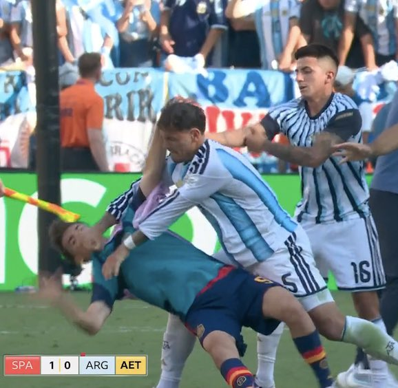 (VIDEO) “Gnusno obnašanje Argentincev na koncu, še posebej Paredesa” – Zgražanje na družbenih omrežjih in v medijih zaradi sinočnjega nasilništva Argentincev