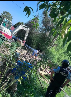 Ostri odzivi in polemike na družbenih omrežjih zaradi rušitve črne gradnje nosečnici iz romskega naselja Brezje-Žabjak v Novem mestu