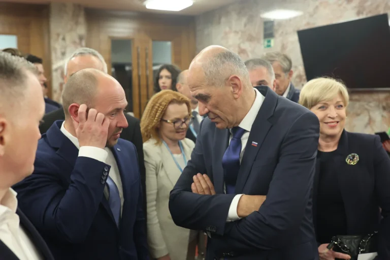 (V ŽIVO) “Vrh koalicije” – Janšev ministrski kabinet in koalicijski poslanci se vračajo na Brdo