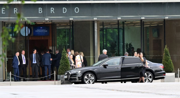 (V ŽIVO) Predstavniki NSI in SLS ob prihodu na Brdo niso skoparili z kritiko na račun zapuščine Golobove vlade
