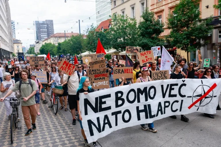 (V ŽIVO) Po Stevanovićevem predlogu za referendum, nocoj še protestni shod za izstop iz Nata