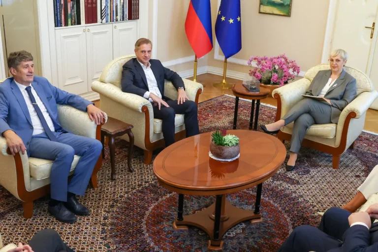 (V ŽIVO) Poglejte zakaj se je opozicija “potožila” predsednici?