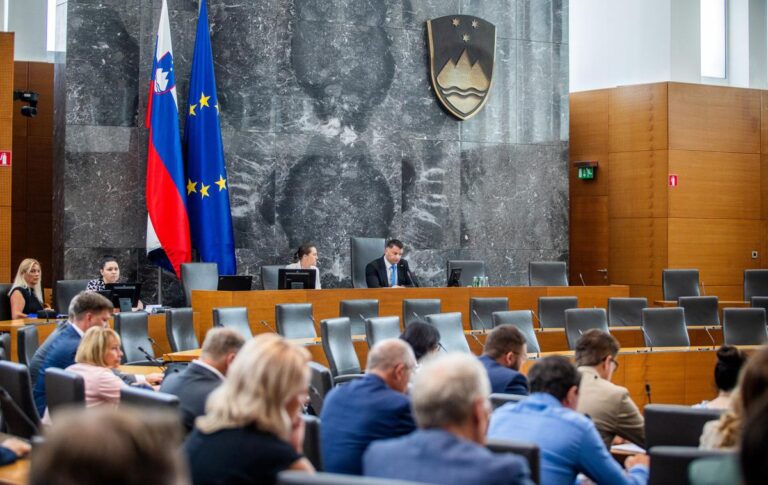 (V ŽIVO) Poslanci tik pred parlamentarnimi počitnicami na dveh izrednih sejah, ki pa še niso zadnje