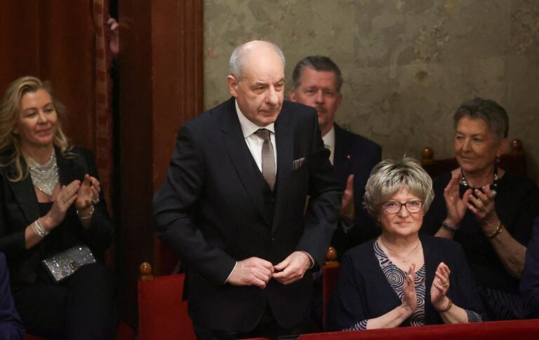 Orbanov predsednik Tamas Sulyok, pod pritiskom novega premierja Petra Magyarja, odobril svojo odstavitev s predsedniškega položaja