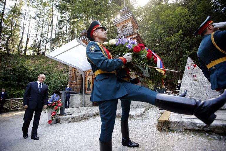 Društvo Slovenija Rusija: Tradicionalna spominsko slovesnost pri Ruski kapelici pod Vršičem, ki se je je pred desetimi leti udeležil tudi Putin