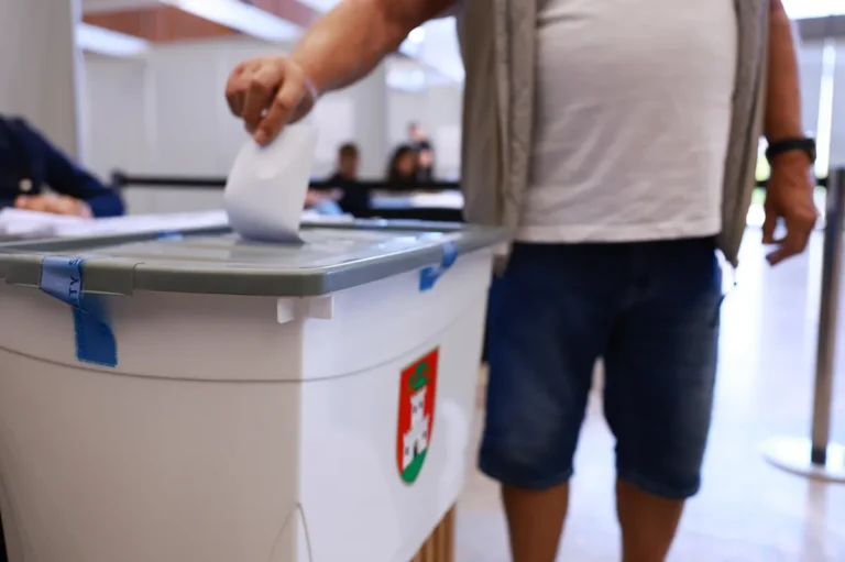 (V ŽIVO) Ljubljančani danes na referendum o noveli odloka o urejanju prometa, ki pa ga je mestna oblast, še pred razpisom referenduma, umaknila
