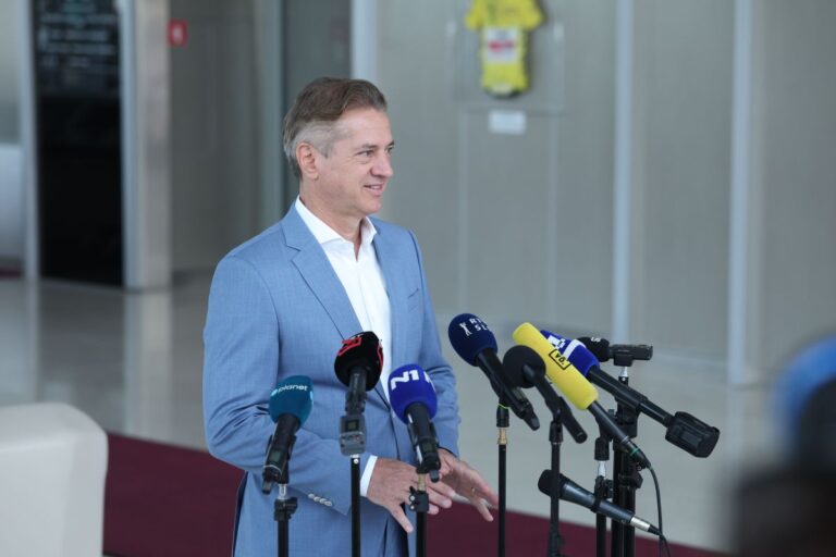 (VIDEO) “Po mesecu dni vidimo, da obstaja resna potreba po tem” – Robert Golob o vladi v senci