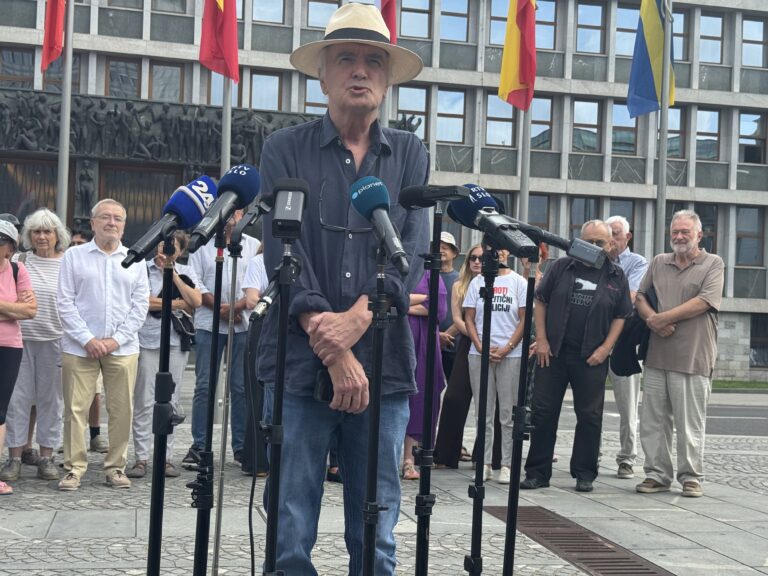 (VIDEO) Pred nami ni posamična bitka, pred nami je vojna” – Vlado Miheljak, ob predaji podpisov za referendum, o “vojni med demokracijo in antidemokracijo”