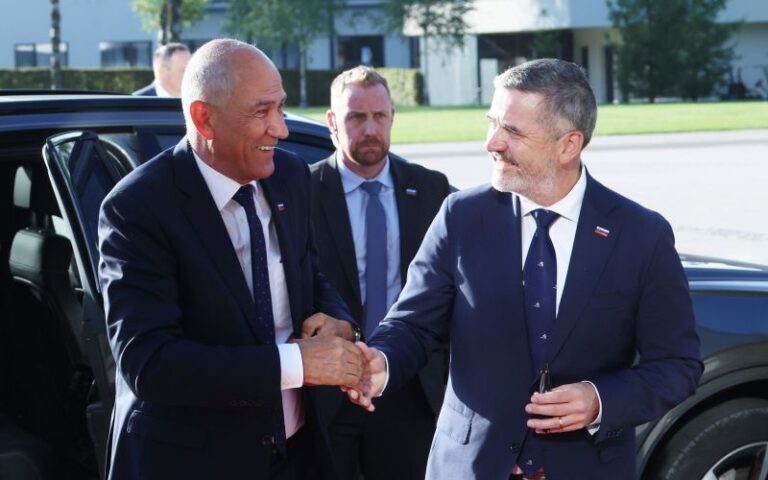 (V ŽIVO) Janša in Kajzer na Brdu diplomatom o ključnih usmeritvah zunanje politike