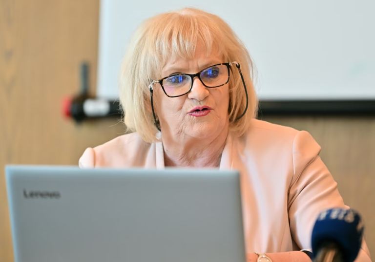 Kdo je Alenka Orel , ki poziva poslance “naj preučijo, ali so pri prometni nesreči NPM nastale okoliščine za ustavno obtožbo”?