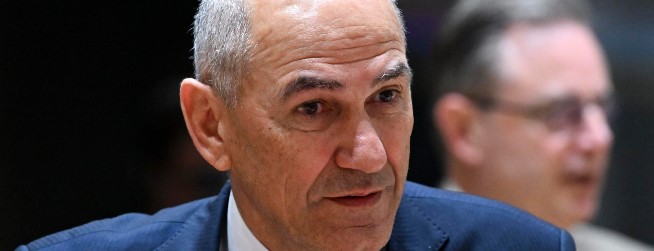 (VIDEO) EUobserver: “Saj ne morem verejti” – Robert Golob o “dolgovih” Janeza Janše