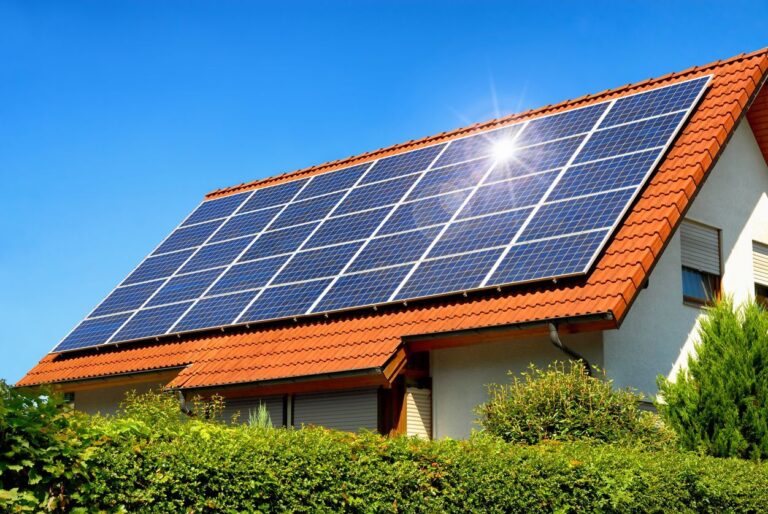 Slovenija na javne stavbe postavila 87 sončnih elektrarn, letno bodo proizvedle elektriko za 1.700 gospodinjstev