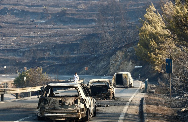 V požaru pri Omišu na jadranski obali poškodovanih najmanj 36 ljudi, sedem jih je v smrtni nevarnosti