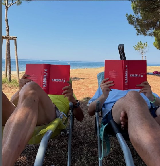 “Plaža. Lahkotno poletno branje. Dva Pahorja…” – Borut Pahor pojasnil zakaj je “na Kardelju” letos poleti