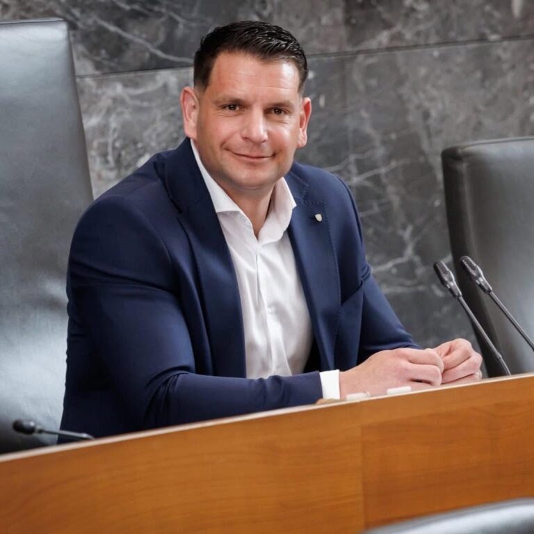 Pri Stevanoviću odločitev glede referenduma še proučujejo, bodo pa odločitev ustavnega sodišča spoštovali