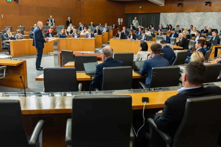 Poslanci, ki so že skoraj mesec in pol na parlamentarnih počitnicah, se predčasno vračajo v hram demokracije, razen če…ne izkoristijo enega od cca 40 dni dopusta