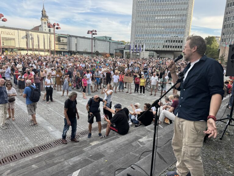 (V ŽIVO) Danes “otvoritev sezone” protestov proti vladi Janeza Janše