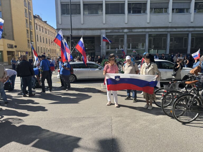 (V ŽIVO) Pavel Rupar ponovno “vpoklican” za protestni shod “proti delovanju opozicije” pred nacionalko na Kolodvorski