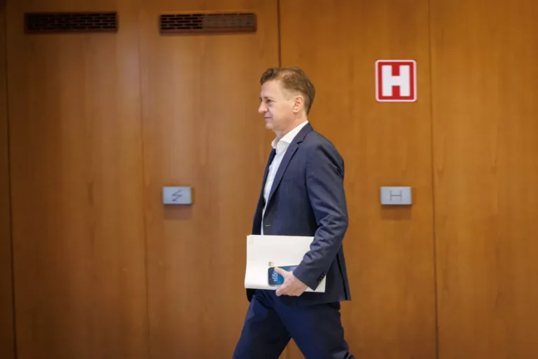 (VIDEO) “Ne boš ti meni…” -Robert Golob Zoranu Stevanoviću očita, da že “tri dni ustvarjal navadno politično farso”