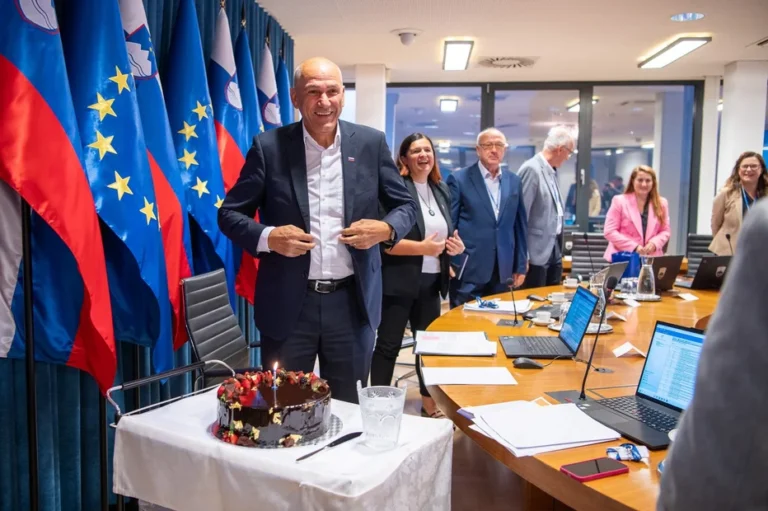 (VIDEO) Poglejte kakšno presenečenje so Janezu Janši priredili na seji vlade?