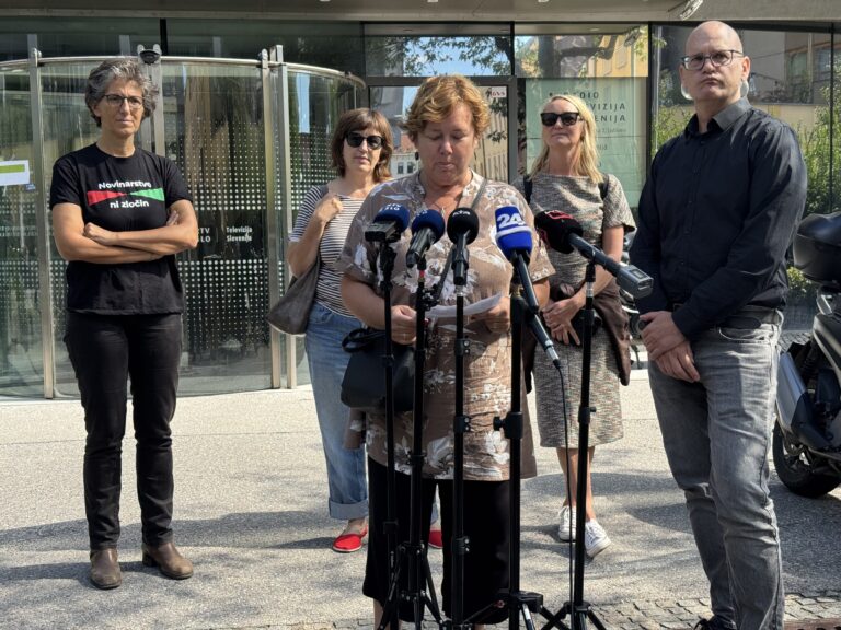 (V ŽIVO) Društvo in sindikat novinarjev Slovenije uradno v referendumsko kampanjo proti ukinitvi RTV-prispevka