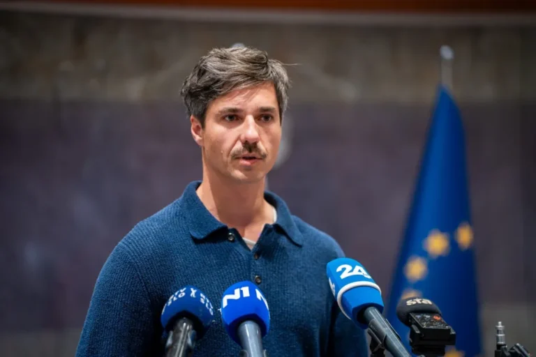 “Negativen” – Luka Mesec “položil” test na droge – “A je Mahnič držal lonček? Drgač ne velja,” pa v odzivih na X-u
