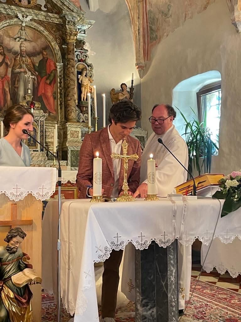 ” Mesec je očitno bil krščen in prejel zakrament svete birme” – Bolj kot lučke nasprotnike Mesca vznemirja tale fotografija