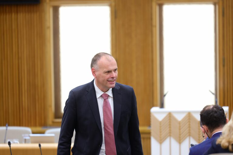 (V ŽIVO) Opozicija meni, da gre pri “Skoku” za “prestop”, zato ga po hitrem postopku vrača poslancem