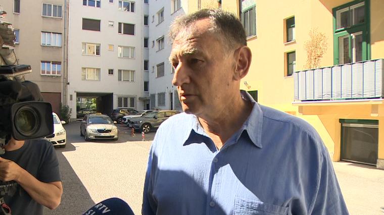 (V ŽIVO) “Ena stranka, kjer so sami lopovi, na podlagi izjav obtožujejo” – Andrej Ribič o Resni.ci ob hišnih preiskavah