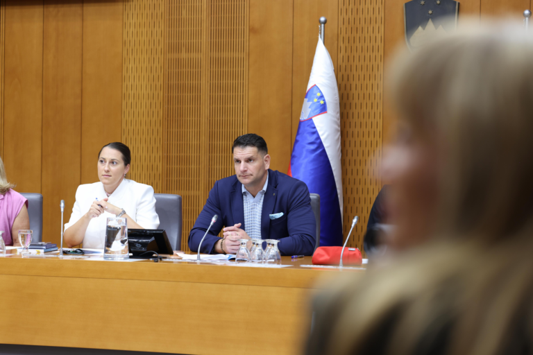(V ŽIVO) “Da si ne bi premislil” Zoran Stevanović o tem, zakaj je potrebna izredna seja o imuniteti Robertu Golobu