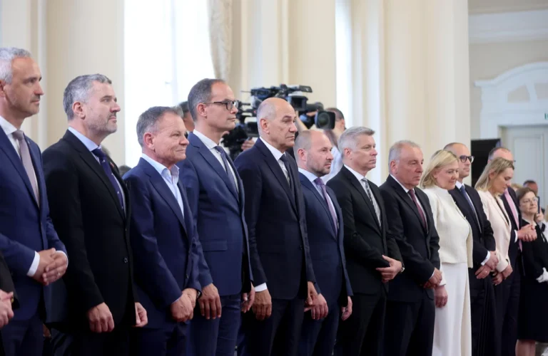 Po anketi Dela skoraj polovica vprašanih, 42 odstotkov, delo vlade ocenilo kot neuspešno, 28 odstotkom pa se zdi delo vlade uspešno