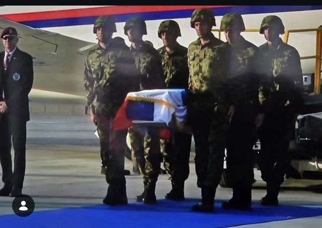(VIDEO) Rako Mladić tudi po smrti zažiga Balkan: Poglejte ostro besedno vojno med Vučičem in Penkovićem
